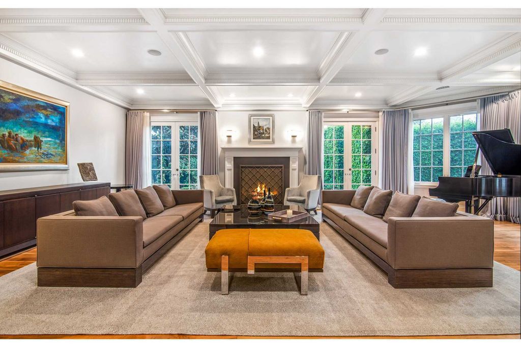 This 20000000 Traditional Ken Ungar Home in Los Angeles features The Highest Caliber of Finishes 10