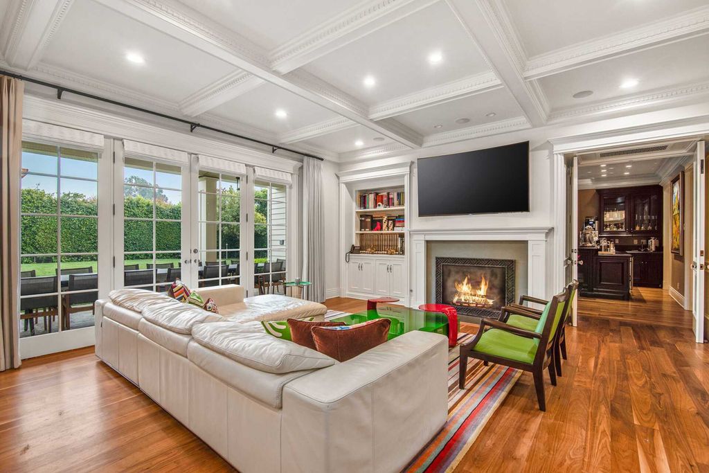 This 20000000 Traditional Ken Ungar Home in Los Angeles features The Highest Caliber of Finishes 16