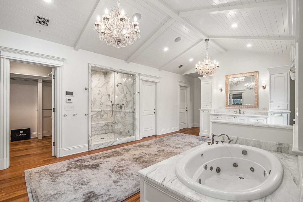 This 20000000 Traditional Ken Ungar Home in Los Angeles features The Highest Caliber of Finishes 19