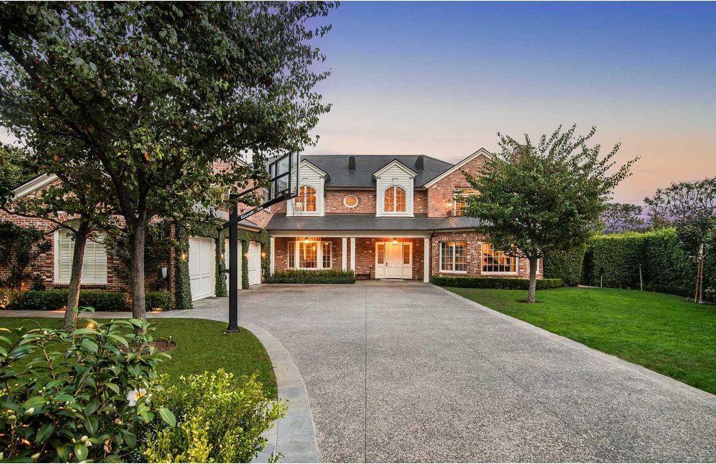 This 20000000 Traditional Ken Ungar Home in Los Angeles features The Highest Caliber of Finishes 7