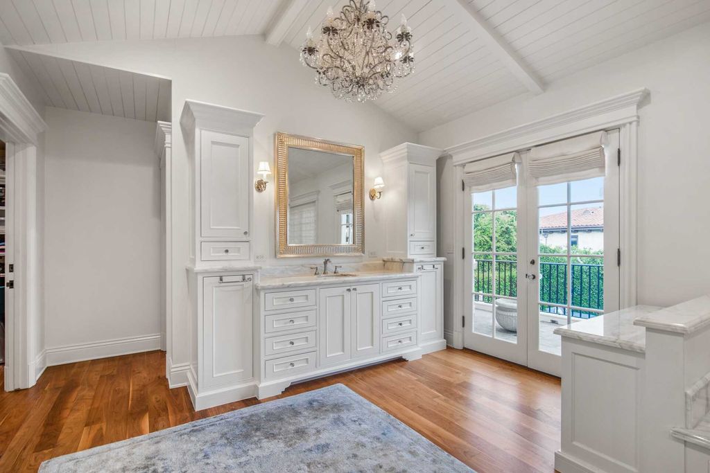 This 20000000 Traditional Ken Ungar Home in Los Angeles features The Highest Caliber of Finishes 9