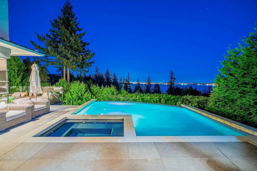 The Estate in West Vancouver was built with an impeccable choice of quality materials now available for sale. This home located at 4360 Rockridge Rd, West Vancouver, BC V7W 1A7, Canada