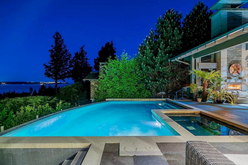 The Estate in West Vancouver was built with an impeccable choice of quality materials now available for sale. This home located at 4360 Rockridge Rd, West Vancouver, BC V7W 1A7, Canada