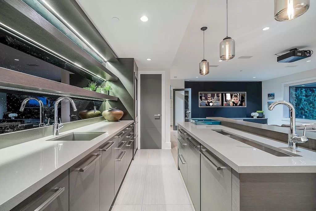 The Estate in West Vancouver was built with an impeccable choice of quality materials now available for sale. This home located at 4360 Rockridge Rd, West Vancouver, BC V7W 1A7, Canada