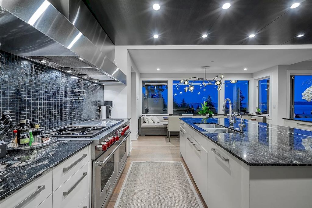 The Estate in West Vancouver was built with an impeccable choice of quality materials now available for sale. This home located at 4360 Rockridge Rd, West Vancouver, BC V7W 1A7, Canada