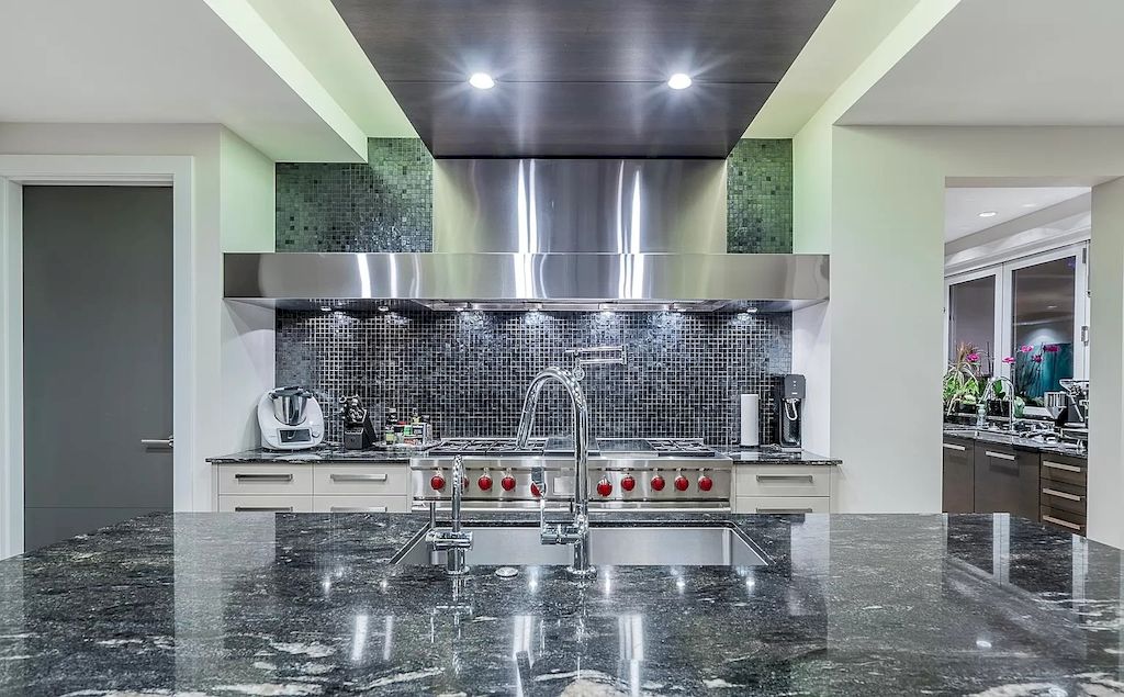 The Estate in West Vancouver was built with an impeccable choice of quality materials now available for sale. This home located at 4360 Rockridge Rd, West Vancouver, BC V7W 1A7, Canada