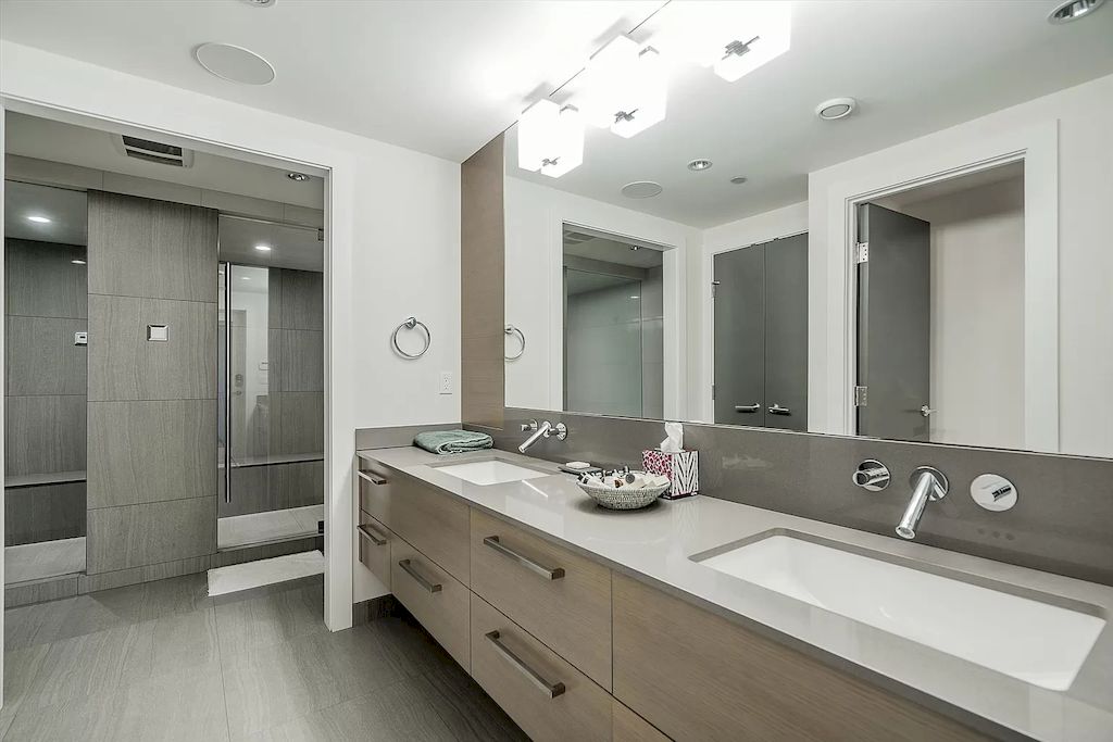The Estate in West Vancouver was built with an impeccable choice of quality materials now available for sale. This home located at 4360 Rockridge Rd, West Vancouver, BC V7W 1A7, Canada