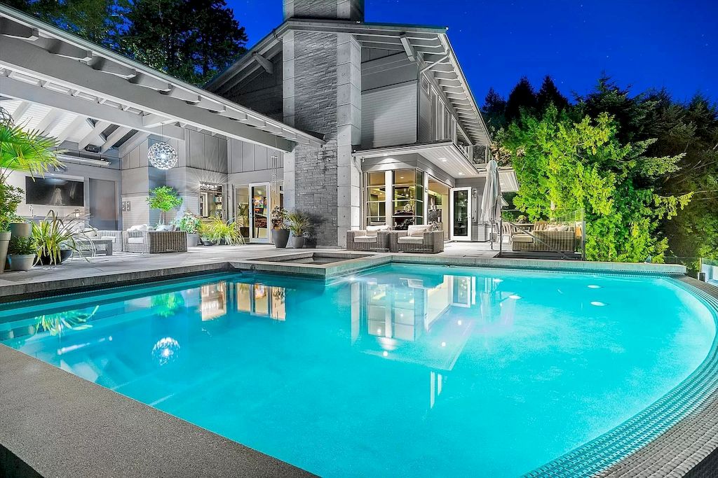 The Estate in West Vancouver was built with an impeccable choice of quality materials now available for sale. This home located at 4360 Rockridge Rd, West Vancouver, BC V7W 1A7, Canada