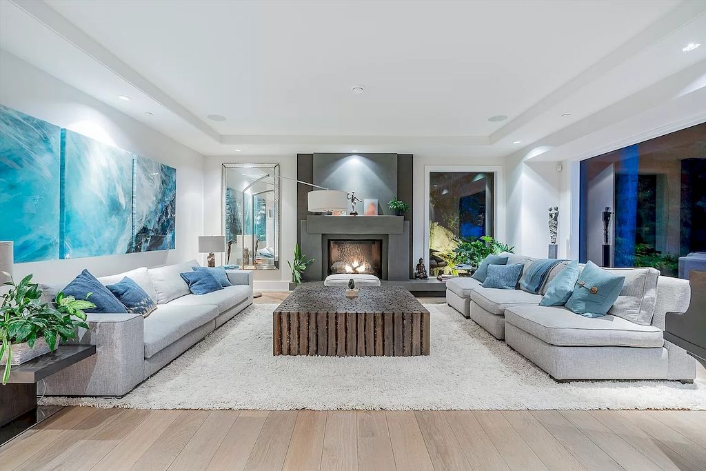 The Estate in West Vancouver was built with an impeccable choice of quality materials now available for sale. This home located at 4360 Rockridge Rd, West Vancouver, BC V7W 1A7, Canada