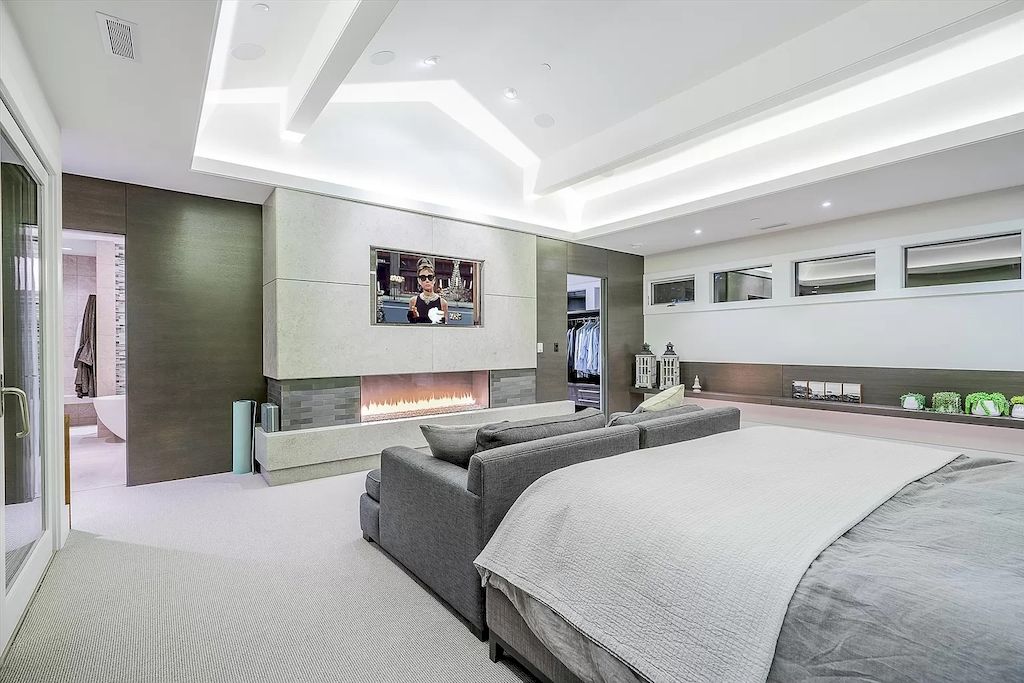 The Estate in West Vancouver was built with an impeccable choice of quality materials now available for sale. This home located at 4360 Rockridge Rd, West Vancouver, BC V7W 1A7, Canada