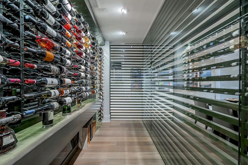 The Estate in West Vancouver was built with an impeccable choice of quality materials now available for sale. This home located at 4360 Rockridge Rd, West Vancouver, BC V7W 1A7, Canada