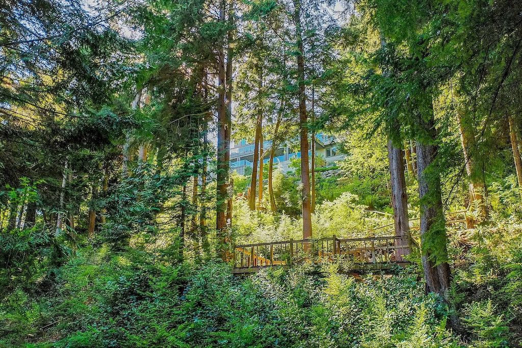 The Estate in West Vancouver was built with an impeccable choice of quality materials now available for sale. This home located at 4360 Rockridge Rd, West Vancouver, BC V7W 1A7, Canada
