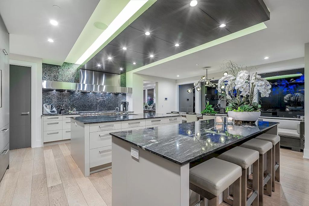The Estate in West Vancouver was built with an impeccable choice of quality materials now available for sale. This home located at 4360 Rockridge Rd, West Vancouver, BC V7W 1A7, Canada