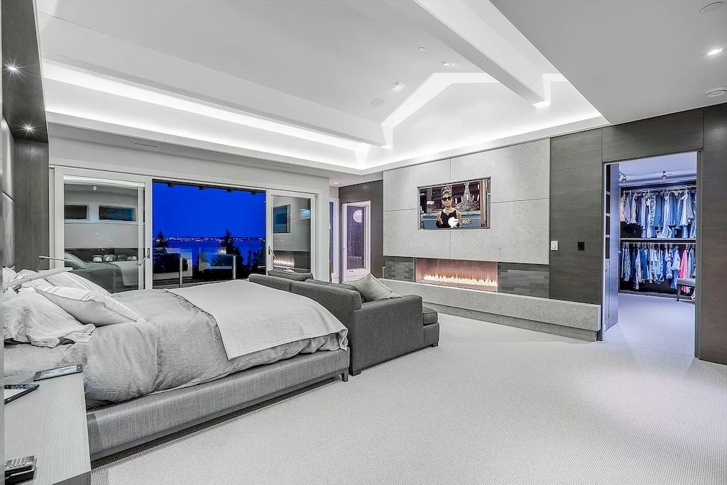 The Estate in West Vancouver was built with an impeccable choice of quality materials now available for sale. This home located at 4360 Rockridge Rd, West Vancouver, BC V7W 1A7, Canada