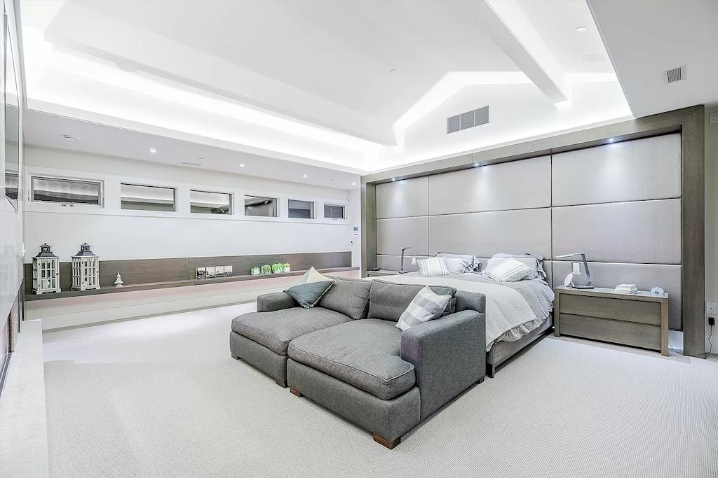 The Estate in West Vancouver was built with an impeccable choice of quality materials now available for sale. This home located at 4360 Rockridge Rd, West Vancouver, BC V7W 1A7, Canada