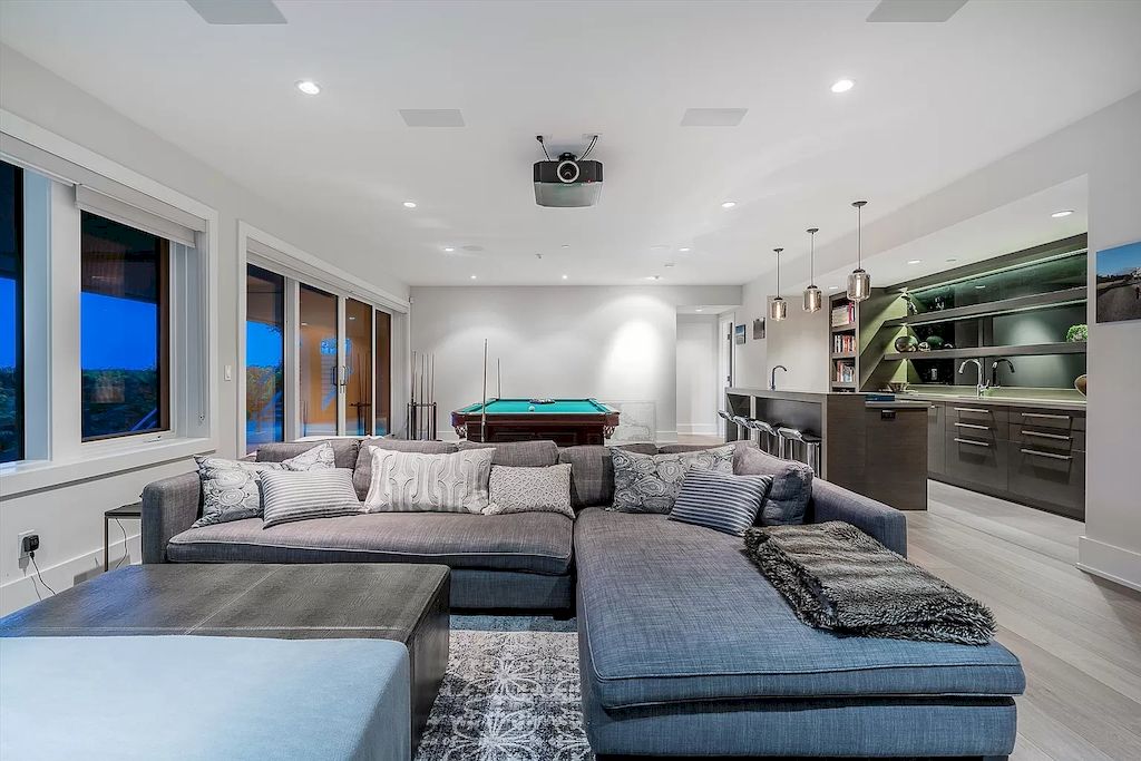 The Estate in West Vancouver was built with an impeccable choice of quality materials now available for sale. This home located at 4360 Rockridge Rd, West Vancouver, BC V7W 1A7, Canada