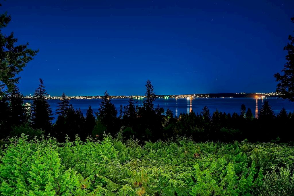 The Estate in West Vancouver was built with an impeccable choice of quality materials now available for sale. This home located at 4360 Rockridge Rd, West Vancouver, BC V7W 1A7, Canada