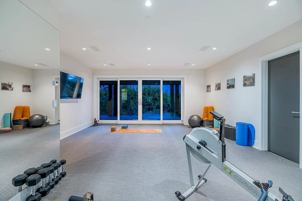 The Estate in West Vancouver was built with an impeccable choice of quality materials now available for sale. This home located at 4360 Rockridge Rd, West Vancouver, BC V7W 1A7, Canada