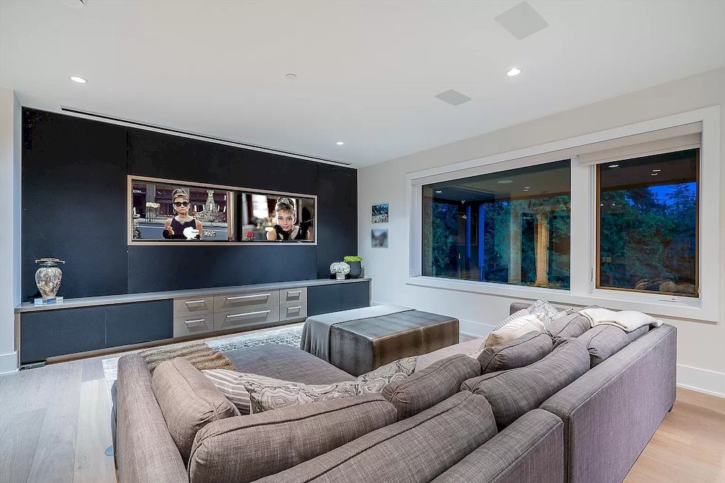 The Estate in West Vancouver was built with an impeccable choice of quality materials now available for sale. This home located at 4360 Rockridge Rd, West Vancouver, BC V7W 1A7, Canada