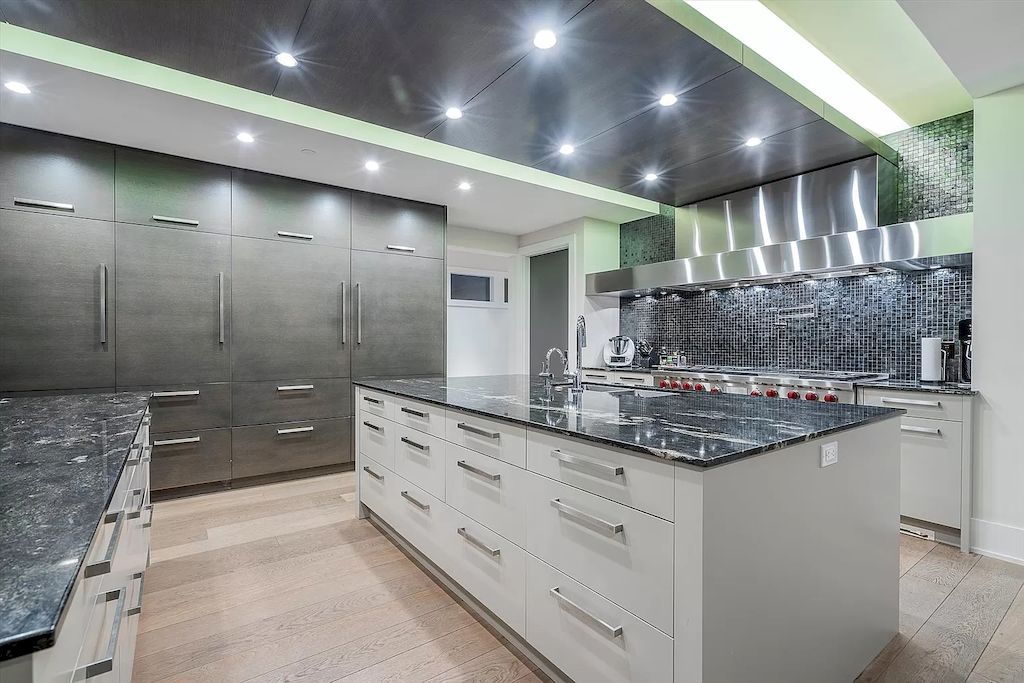 The Estate in West Vancouver was built with an impeccable choice of quality materials now available for sale. This home located at 4360 Rockridge Rd, West Vancouver, BC V7W 1A7, Canada