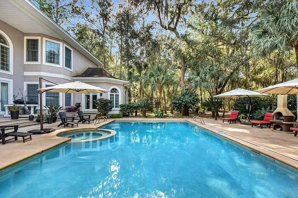 The Home in Georgia is a luxurious home offering impressive foyer, gracious living room and spacious dining room now available for sale. This home located at 23 Carriage Dr, Saint Simons Island, Georgia; offering 07 bedrooms and 08 bathrooms with 10,688 square feet of living spaces.