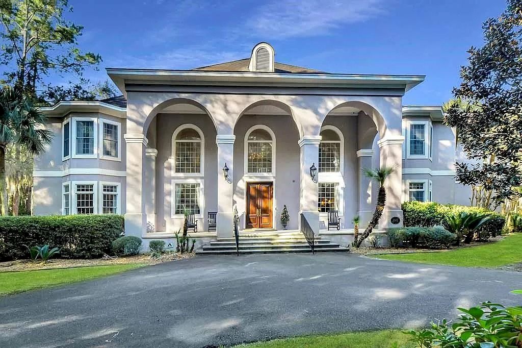 The Home in Georgia is a luxurious home offering impressive foyer, gracious living room and spacious dining room now available for sale. This home located at 23 Carriage Dr, Saint Simons Island, Georgia; offering 07 bedrooms and 08 bathrooms with 10,688 square feet of living spaces.