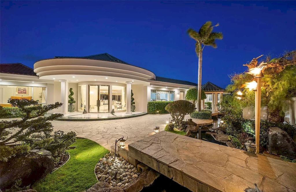 The Home in Hawaii is a luxurious home offering unprecedented privacy combined with sophisticated, cosmopolitan lifestyle now available for sale. This home located at 828 Moaniala St, Honolulu, Hawaii; offering 05 bedrooms and 09 bathrooms with 8,424 square feet of living spaces.