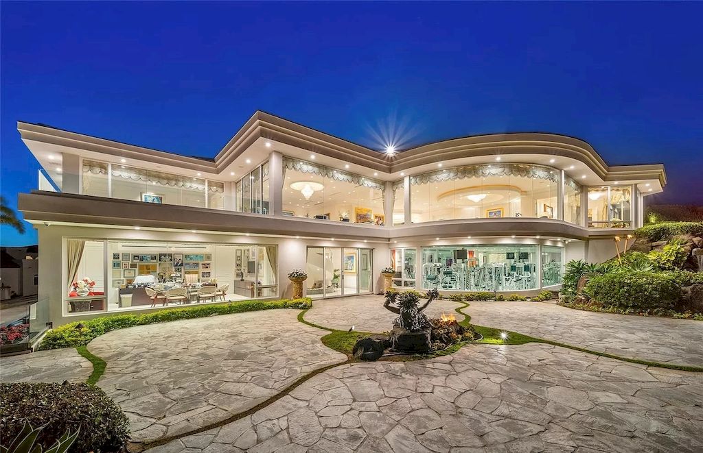 The Home in Hawaii is a luxurious home offering unprecedented privacy combined with sophisticated, cosmopolitan lifestyle now available for sale. This home located at 828 Moaniala St, Honolulu, Hawaii; offering 05 bedrooms and 09 bathrooms with 8,424 square feet of living spaces.