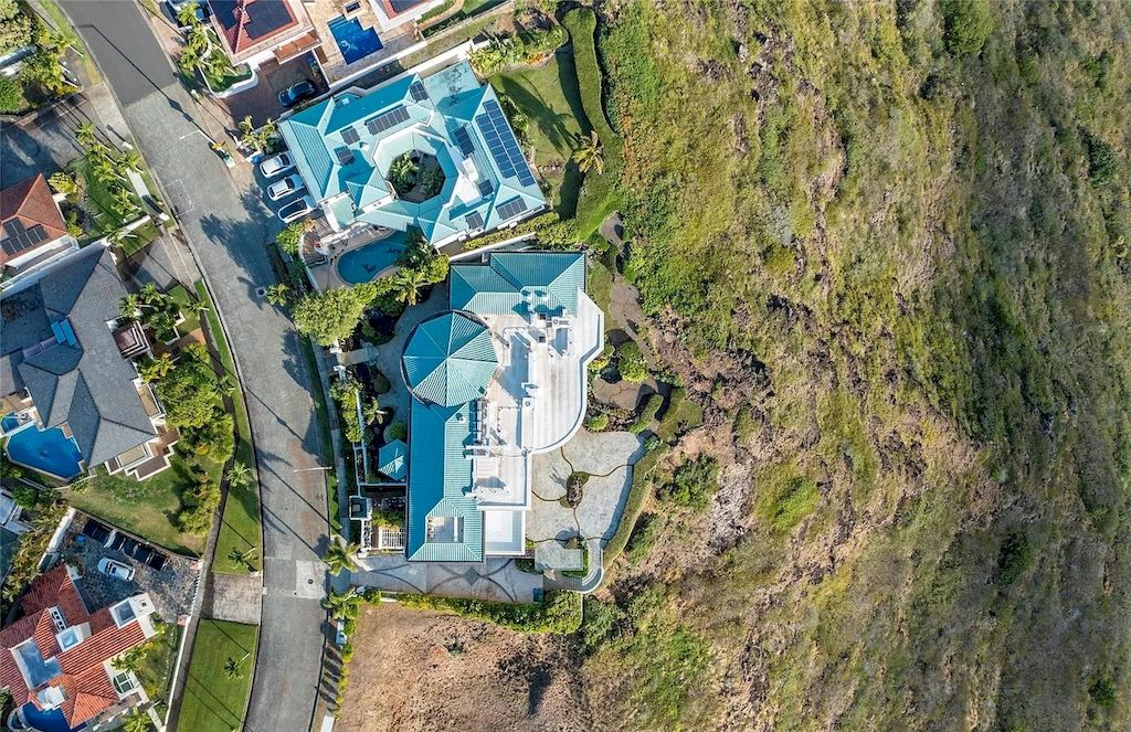 The Home in Hawaii is a luxurious home offering unprecedented privacy combined with sophisticated, cosmopolitan lifestyle now available for sale. This home located at 828 Moaniala St, Honolulu, Hawaii; offering 05 bedrooms and 09 bathrooms with 8,424 square feet of living spaces.