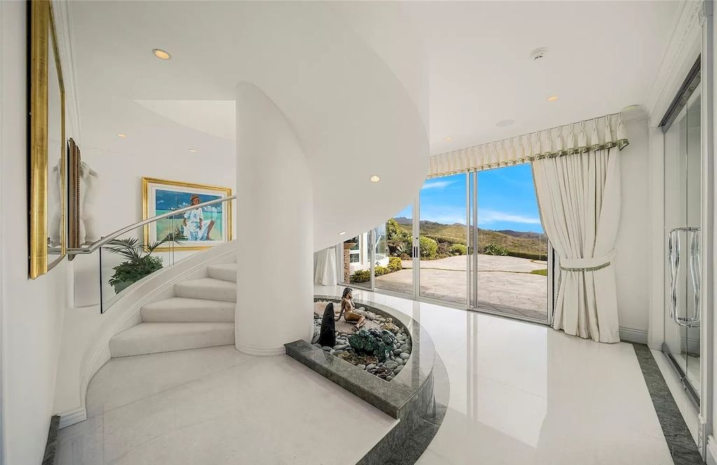 The Home in Hawaii is a luxurious home offering unprecedented privacy combined with sophisticated, cosmopolitan lifestyle now available for sale. This home located at 828 Moaniala St, Honolulu, Hawaii; offering 05 bedrooms and 09 bathrooms with 8,424 square feet of living spaces.