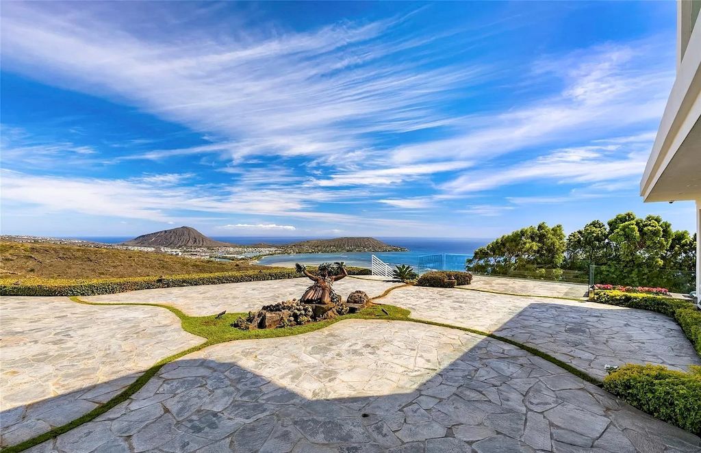 The Home in Hawaii is a luxurious home offering unprecedented privacy combined with sophisticated, cosmopolitan lifestyle now available for sale. This home located at 828 Moaniala St, Honolulu, Hawaii; offering 05 bedrooms and 09 bathrooms with 8,424 square feet of living spaces.