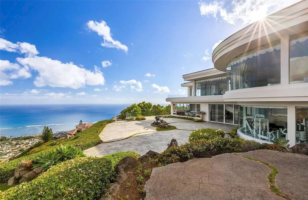 The Home in Hawaii is a luxurious home offering unprecedented privacy combined with sophisticated, cosmopolitan lifestyle now available for sale. This home located at 828 Moaniala St, Honolulu, Hawaii; offering 05 bedrooms and 09 bathrooms with 8,424 square feet of living spaces.