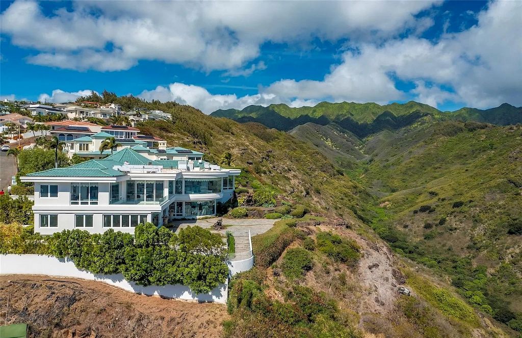 The Home in Hawaii is a luxurious home offering unprecedented privacy combined with sophisticated, cosmopolitan lifestyle now available for sale. This home located at 828 Moaniala St, Honolulu, Hawaii; offering 05 bedrooms and 09 bathrooms with 8,424 square feet of living spaces.