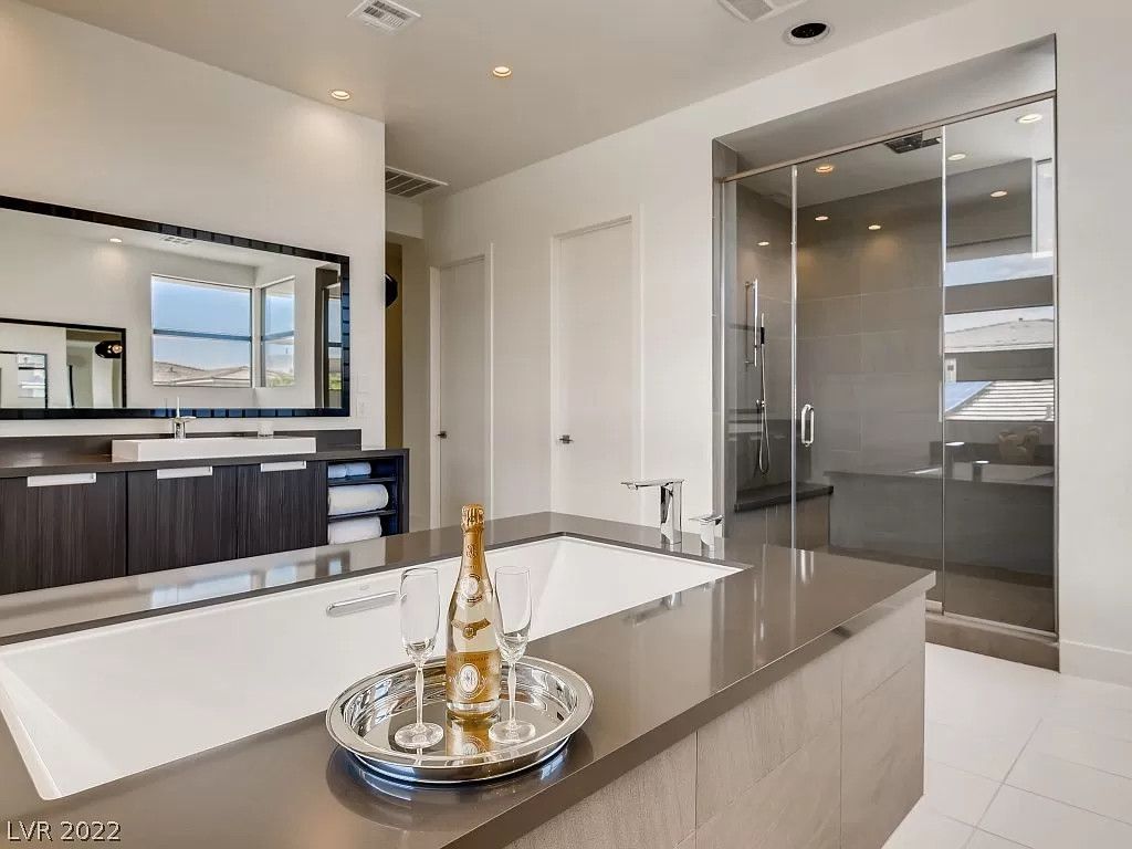 Modern elegant House in Las Vegas asks for $3,500,000 with interior designed by Areacon