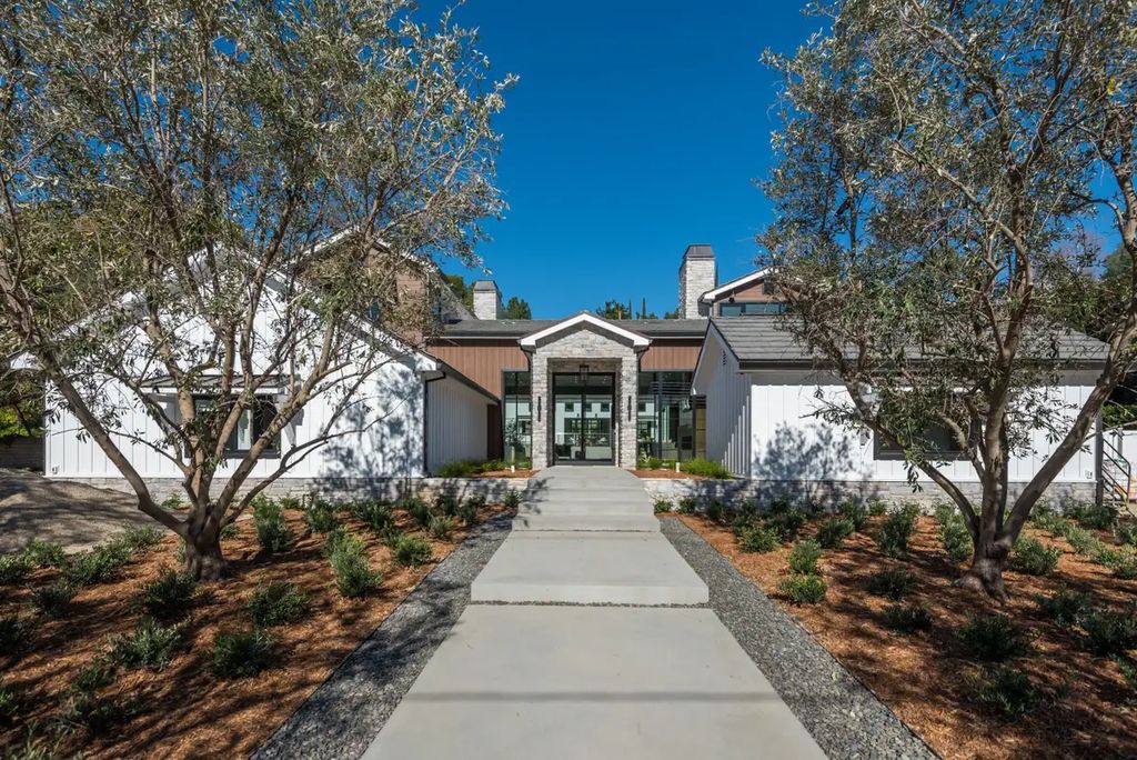 Elegantly Brand New Custom Home in Calabasas Flooded with Natural Light Asking for 13750000 1