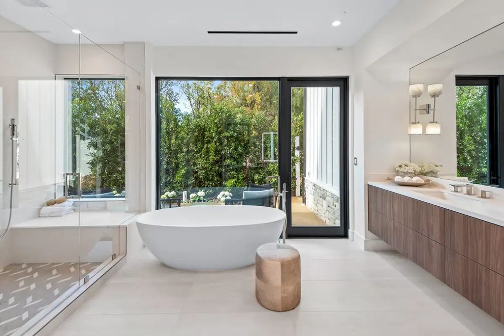 Elegantly Brand New Custom Home in Calabasas Flooded with Natural Light Asking for 13750000 10