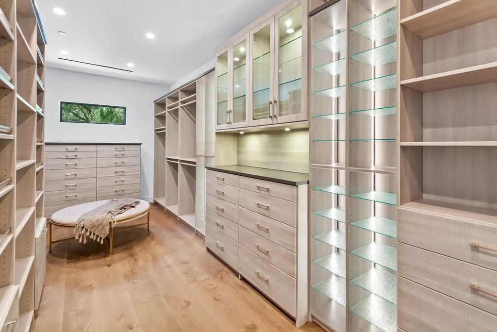 Elegantly Brand New Custom Home in Calabasas Flooded with Natural Light Asking for 13750000 11