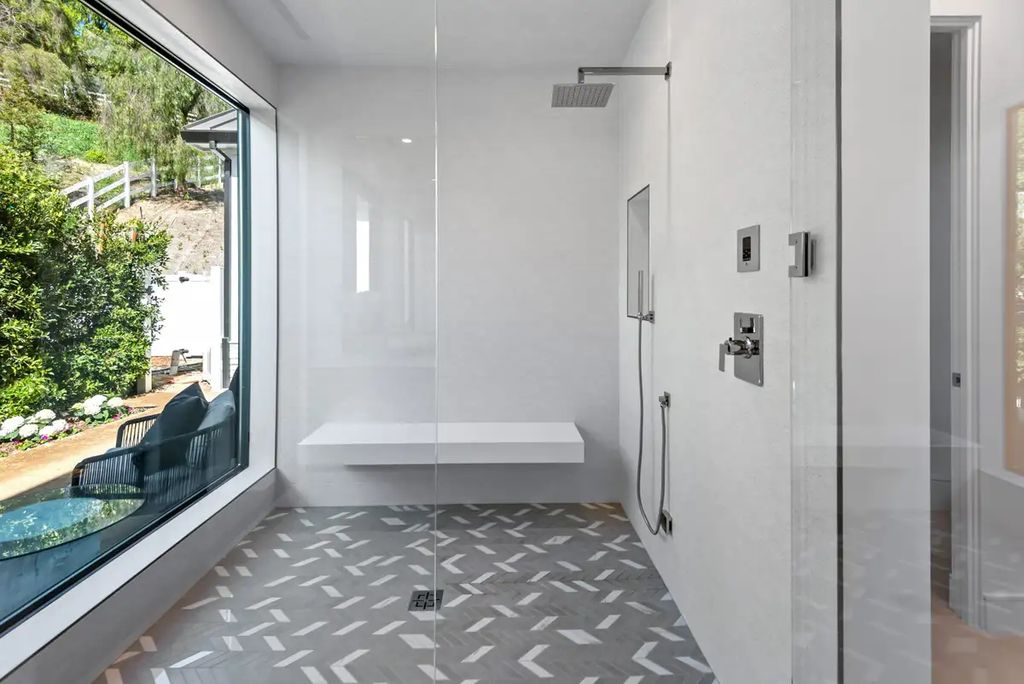Elegantly Brand New Custom Home in Calabasas Flooded with Natural Light Asking for 13750000 12