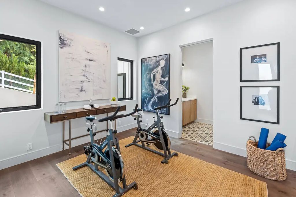 Elegantly Brand New Custom Home in Calabasas Flooded with Natural Light Asking for 13750000 19