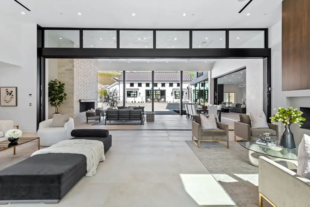 Elegantly Brand New Custom Home in Calabasas Flooded with Natural Light Asking for 13750000 2