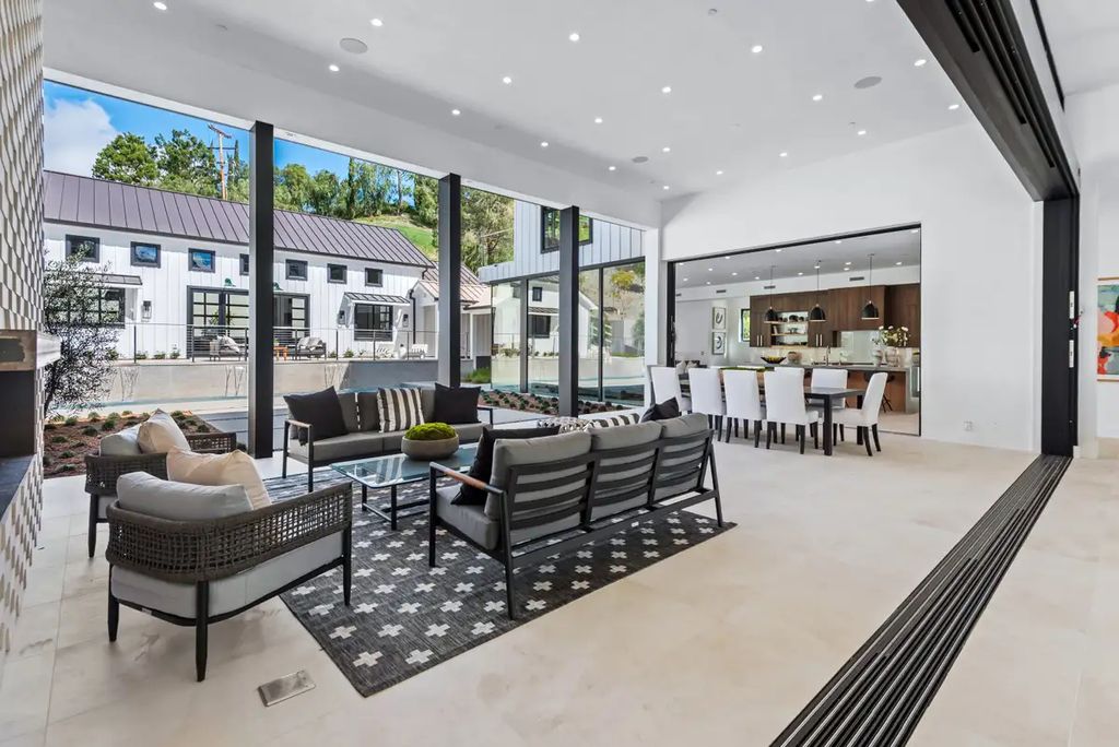 Elegantly Brand New Custom Home in Calabasas Flooded with Natural Light Asking for 13750000 3