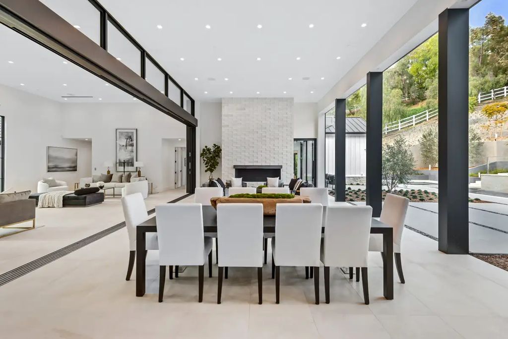 Elegantly Brand New Custom Home in Calabasas Flooded with Natural Light Asking for 13750000 4