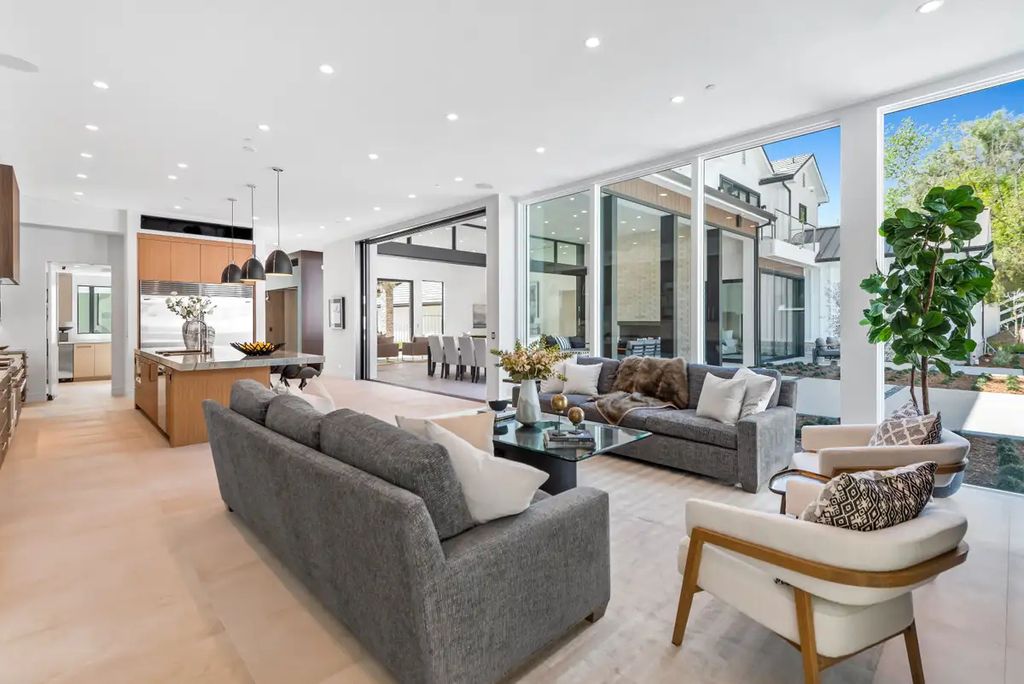 Elegantly Brand New Custom Home in Calabasas Flooded with Natural Light Asking for 13750000 7