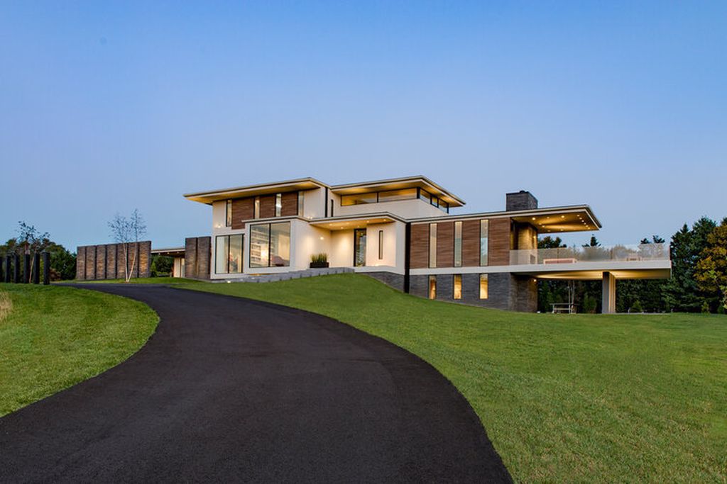 Hillside home Walker Road in Suburb of Washington by Whipple Russell
