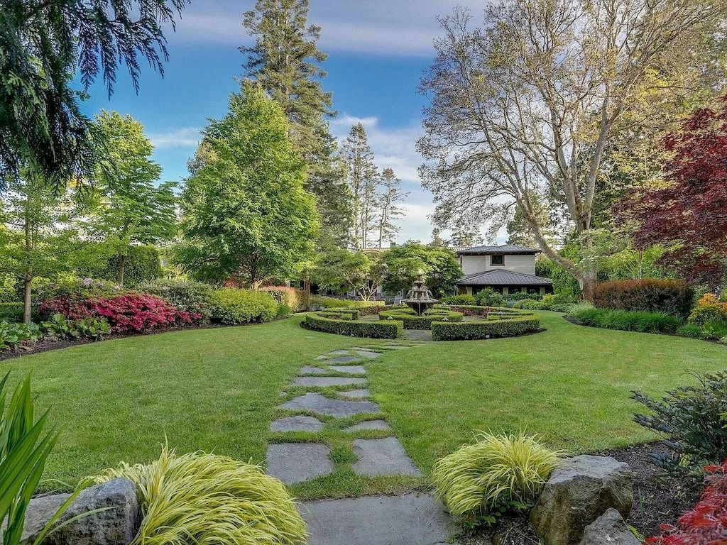 The House in White Rock is designed by renowned architect Bill Daniels  with exceptional quality & the finest workmanship, now available for sale. This home located at 13720 Marine Dr, White Rock, BC V4B 1A4, Canada