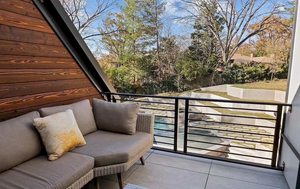 The Home in Virginia is a luxurious home offering spacious living and entertaining oasis now available for sale. This home located at 1120 Guilford Ct, McLean, Virginia; offering 04 bedrooms and 08 bathrooms with 8,838 square feet of living spaces.