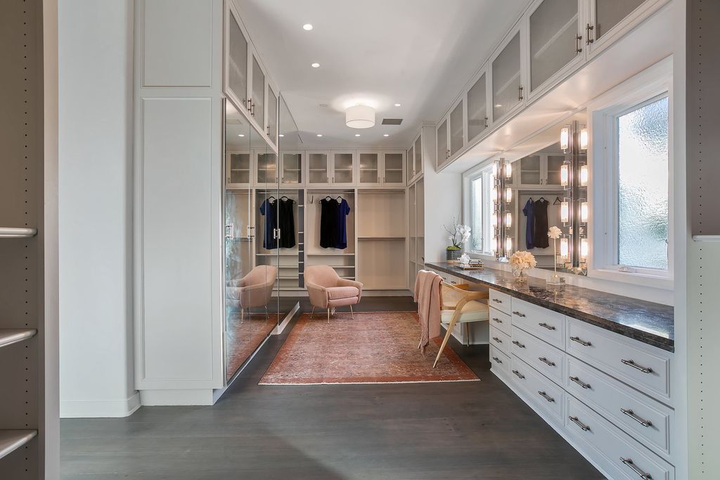 The Villa in Los Angeles is a newly built compound with separate guest house and pool bath perfect for for entertaining now available for sale. This home located at 9368 Flicker Way, Los Angeles, California