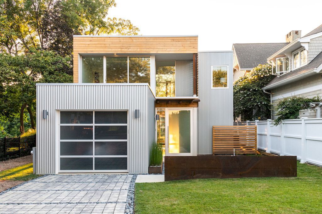 Spa creek house with harmony of private & public space by GriD Architects