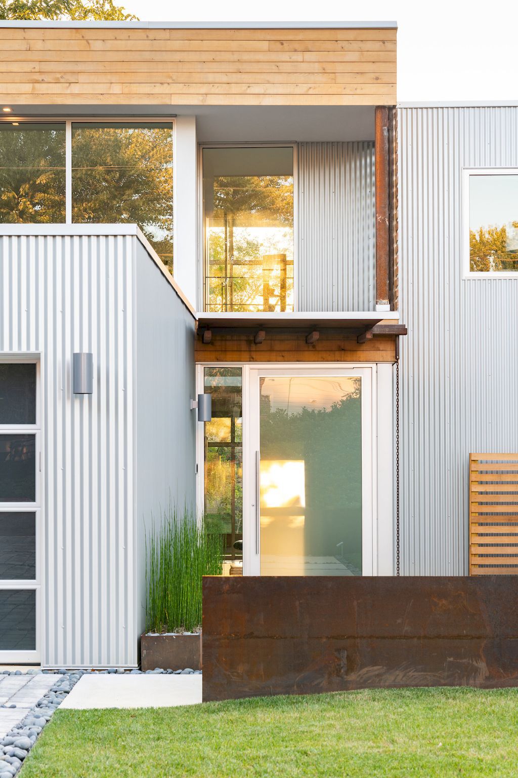 Spa creek house with harmony of private public space by GriD Architects 11
