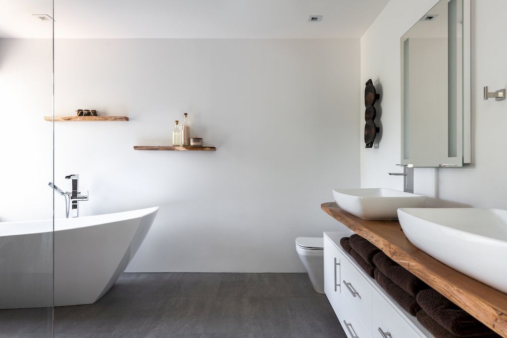 Spa creek house with harmony of private & public space by GriD Architects